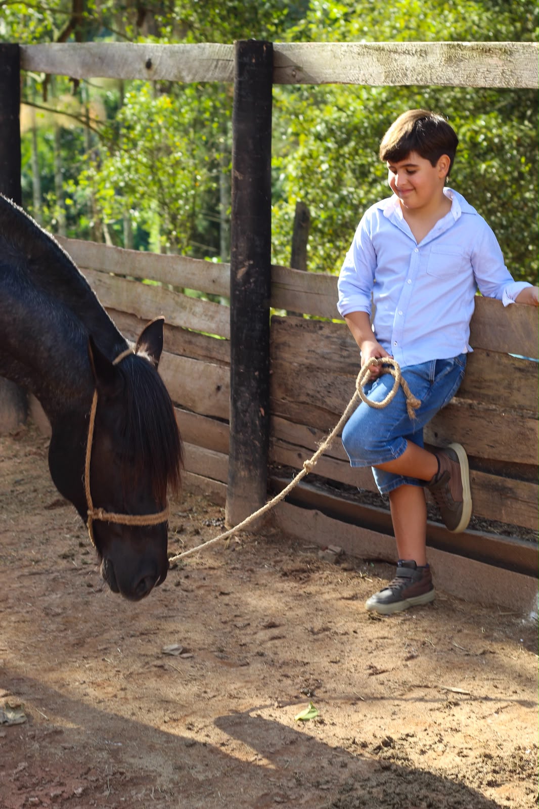 Menino com guia junto ao cavalo no Galpão Crioulo