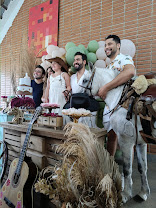 Convidados reunidos em festa no Galpão Crioulo